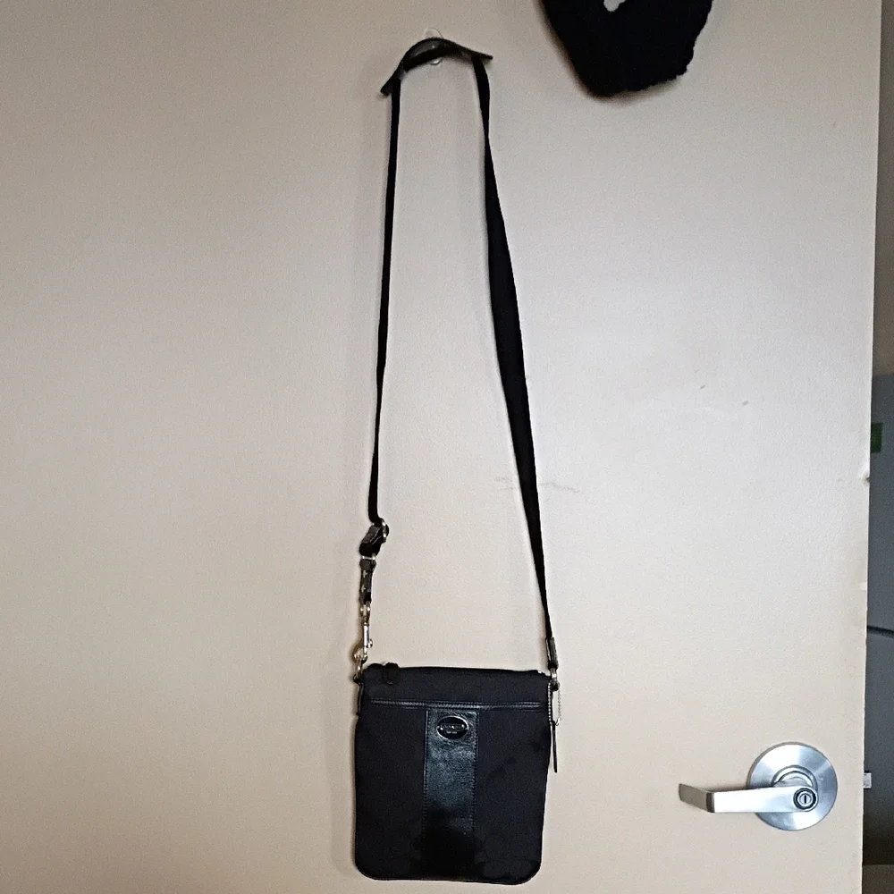 Coach Black Sutton Signature Swing Pack/ Crossbody - Picture 14 of 14
